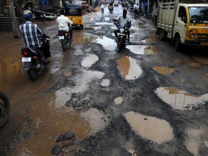 in mumbai the union is upset with the municipal corporation for giving notice to the engineers | कंत्राटदारांचे सहकार्य नाही, खड्डे बुजवायचे कसे? इंजिनीअर्सना नोटीस दिल्याने युनियन नाराज