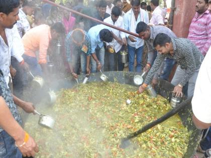 Video: Maha Prasad's distribution of 150 quintals of vegetables in Sarang Swami Yatra | Video : सारंग स्वामी यात्रेत १५० क्विंटल भाजीच्या महाप्रसादाचे वाटप