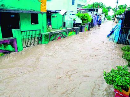 Flood outbreak in Vidarbha, many villages flooded; Four were swept away | विदर्भात महापुराचा प्रकाेप, अनेक गावं पाण्याखाली; चौघे वाहून गेले