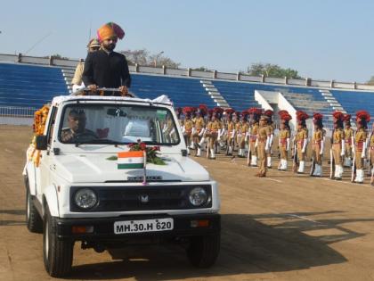 Maharashtra Day celebrated with enthusiasm in Akola with slogan of 'Garja Maharashtra Maja'! | अकोल्यात 'गर्जा महाराष्ट्र माझा'च्या निनादात महाराष्ट्रदिन उत्साहात साजरा! 