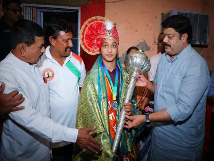 MNS MLA Raju Patil presented the silver mace to first woman Maharashtra Kesari runner-up Vaishnavi Patil | पहिली महिला महाराष्ट्र केसरी उपविजेती वैष्णवी पाटील हिला मनसे आमदार राजू पाटील यांनी दिली चांदीची गदा