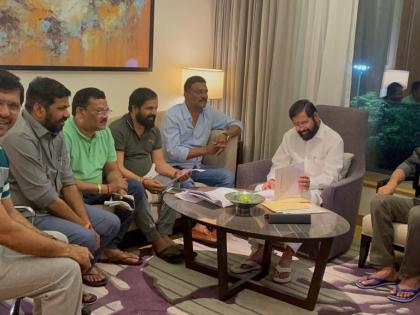 Video of conversation between shiv sena leader Eknath Shinde and MLAs came to light What exactly is being discussed at the hotel maharashtra political crisis | Video : एकनाथ शिंदे आणि आमदारांमधील संभाषणाचे व्हिडीओ आले समोर; हॉटेलवर नेमकी कशावर चर्चा?