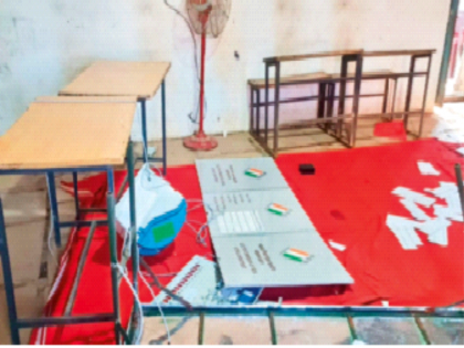 Maharashtra Vidhan Sabha 2024 EVMs smashed, leader of Sharad Pawar group beaten up; Where did violent incidents happen in Maharashtra?  | ईव्हीएम फोडल्या, शरद पवार गटाच्या नेत्याला मारहाण; महाराष्ट्रात कुठे-कुठे हिंसक घटना? 