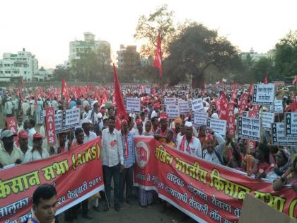 Farmers protesters park vehicles at Nashik Gate, protesters protest against government protests | शेतकरी आंदोलकांची वाहने पोलिसांनी नाशिकच्या वेशीवर रोखली, सरकारकडून दडपशाही सुरू असल्याचा आंदोलकांचा आरोप