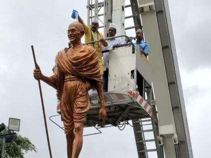 Desecration of Mahatma Gandhi's statue near Pune railway station; Congress protests, anoints statue with milk | पुणे रेल्वे स्टेशनजवळ महात्मा गांधींच्या पुतळ्याची विटंबना; काँग्रेसचे आंदोलन, पुतळ्याला दुग्धाभिषेक Desecration of Mahatma Gandhi's statue near Pune railway station; Congress protests, anoints statue with milk | पुणे रेल्वे स्टेशनजवळ महात्मा गांधींच्या पुतळ्याची विटंबना; काँग्रेसचे आंदोलन, पुतळ्याला दुग्धाभिषेक
