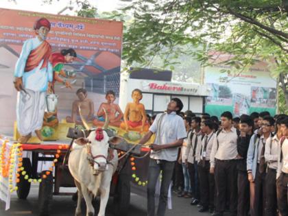 Mahatma Phule honored in Pune; 5 thousand student participants | अभिवादन मिरवणुकीतून महात्मा फुले यांना पुण्यात आदरांजली; ५ हजार विद्यार्थी सहभागी