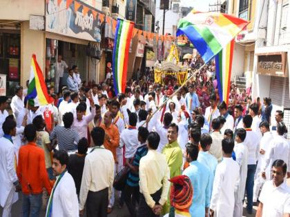 Attractive attention by the grand procession going to Mahavir Jayanti at Nandurbar | नंदुरबार येथे महावीर जयंतीनिमित्त निघालेल्या भव्य मिरवणुकीने वेधले लक्ष