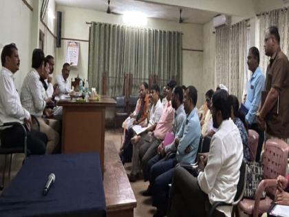 Meeting in Sawantwadi regarding increasing complaints from electricity departments in Sawantwadi, Dodamarg, Vengurla | Sindhudurg: साहेब खर सांगतो, विद्युत विभागाची कामे झाली नाहीत, उपविभागीय अभियंत्यांनी दिली कबुली; वरिष्ठांची चिडीचूप Meeting in Sawantwadi regarding increasing complaints from electricity departments in Sawantwadi, Dodamarg, Vengurla | Sindhudurg: साहेब खर सांगतो, विद्युत विभागाची कामे झाली नाहीत, उपविभागीय अभियंत्यांनी दिली कबुली; वरिष्ठांची चिडीचूप