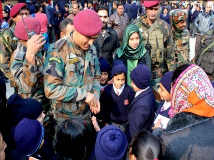 A surprise visit by Mahendra Singh Dhoni to the students of Kashmiri military school | काश्मीरमधील लष्करी शाळेतील विद्यार्थ्यांना महेंद्रसिंह धोनीने दिली अचानक भेट