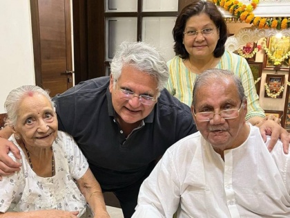 mahesh kothare mother saroj kothare passed away at the age of 93 | महेश कोठारेंना मातृशोक, सरोज कोठारे यांचं वयाच्या ९३ व्या वर्षी वृद्धापकाळाने निधन