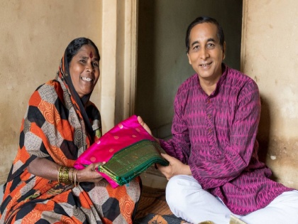 marathi producer and director mahesh tilekar give a gift paithani saree for st stand singer | एसटी स्टँडवर गाणाऱ्या महिलेला महेश टिळेकरांनी दिली पैठणी; कारण...