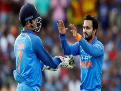 India vs New Zealand: Dhoni advised Kedar Jadhav, Video Viral | India vs New Zealand: धोनीने केदार जाधवला दिला सल्ला, व्हिडीओ झाला वायरल