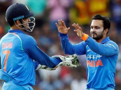 India vs New Zealand 5th ODI: India get wicket once again with ms Dhoni's tips | India vs New Zealand 5th ODI : धोनीच्या टिप्सने पुन्हा एकदा सामन्याला कलाटणी