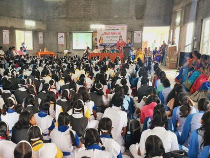 'Good Touch-Bad Touch' training for female students by the State Commission for Women in Pune | पुण्यात राज्य महिला आयोगाकडून विद्यार्थीनींना 'गुड टच-बॅड टच'चे प्रशिक्षण