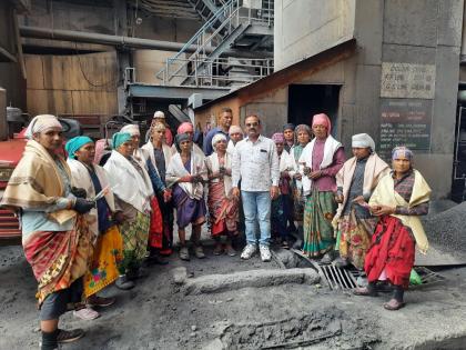 The female laborers who were deeply honored asked, what is 'Women's Day'! | सत्काराने गहिवरलेल्या महिला मजुरांनी विचारले, ‘महिला दिन’ म्हणजे काय असते जी!