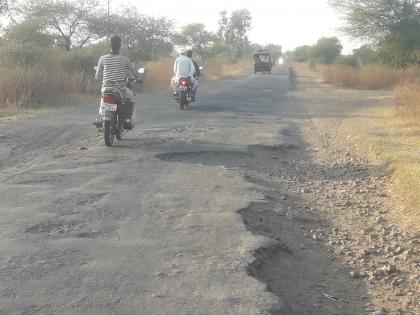 Last minute measurement from Mahindal to Vadji Phata road in Bhadgaon taluka | भडगाव तालुक्यातील महिंदळे ते वडजी फाटा रस्ता मोजतोय शेवटच्या घटिका