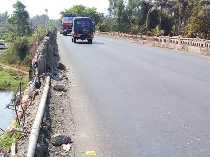 The bridge on the Mahisadhar river on the highway is dilapidated | महामार्गावरील महिसदरा नदीवरील पूल जीर्ण