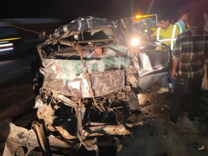 Fatal accident on Yamuna Expressway in Mathura, car and truck collide, 6 people die | मथुरेतील यमुना एक्सप्रेसवेवर भीषण अपघात, कार अन् ट्रकची धडक, ६ जणांचा मृत्यू Fatal accident on Yamuna Expressway in Mathura, car and truck collide, 6 people die | मथुरेतील यमुना एक्सप्रेसवेवर भीषण अपघात, कार अन् ट्रकची धडक, ६ जणांचा मृत्यू