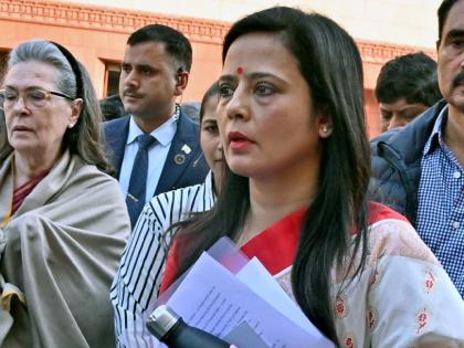 Trinamool Congress MP Mahua Moitra was disqualified by the Lok Sabha | परदेशातून लाेकसभेचा युजर आयडी ‘लाॅगिन’; आता सभागृहातूनच ‘लाॅगआऊट’; खासदारकी गेली