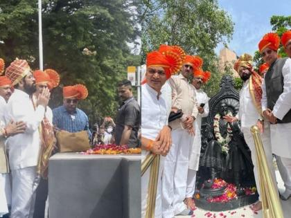 छत्रपती शिवाजी महाराज अन् बाळासाहेब ठाकरेंच्या पुतळ्यासमोर एकनाथ शिंदे नतमस्तक