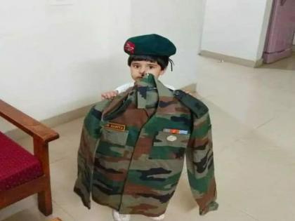 Major Satish Dahiya girl put Shaurya Chakra on his uniform photos get viral | हृदयस्पर्शी... शहीद वडिलांच्या युनिफॉर्मवर त्या चिमुरडीनं लावलं शौर्यपदक