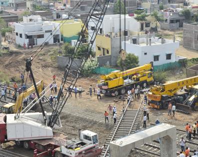 66 tons of girder set in 4 hours 20 minutes; In the two months, the Majrawadi Railway Bridge | ६६ टनांचे गर्डर ४ तास २० मिनिटात उभारले; दोन महिन्यात होणार मजरेवाडीचा रेल्वे पूल