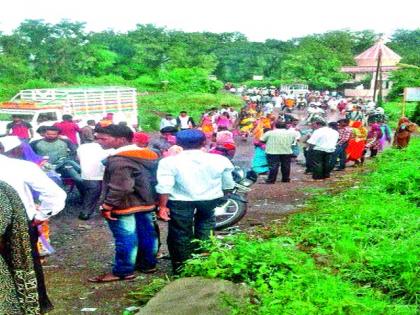 Market laborers filling in Thanegaon | ठाणगाव येथे भरतो मजुरांचा बाजार