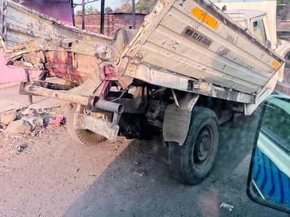 The jeep hit the truck and hit the workers; Two laborer's dies and three injured | ट्रकने ठोकररेली जीप गेली मजुरांच्या अंगावर; दोघांचा चिरडून मृत्यू, तीन गंभीर जखमी