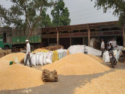 Thousands of farmers in the open market more than guaranteed purchase | हमीभावापेक्षा खुल्या बाजारात जादा भावामुळे खरेदी केंद्राकडे शेतकऱ्यांची पाठ