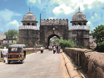 Remove the asphalt layers or the Makai gate bridge or it will collapse; Historical heritage prey to chaos | डांबराचे थर काढा अन्यथा मकई गेटचा पुल कोसळेल; ऐतिहासिक वारसा अनागोंदीचा शिकार