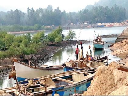 Businesses for 'Boating' are available on Kubhad, Aravali-Mokhmad Kahan-type | ‘बोटिंग’साठी व्यावसायिकांवर कु-हाड, आरवली-मोचेमाड किना-यावरील प्रकार