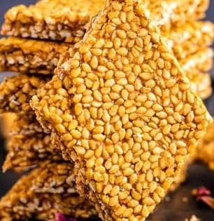 दातात अडकणार नाही, चवही लाजवाब! मकरसंक्रांतीसाठी करा कुरकुरीत तीळ पापडी, पाहा परफेक्ट रेसिपी...