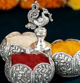 Makar Sankranti 2026 : संक्रातीच्या हळदीकुंकवासाठी हवाच सुंदर कुंकवाचा करंडा, पाहा करंड्यांचे १० सुंदर नवे प्रकार...