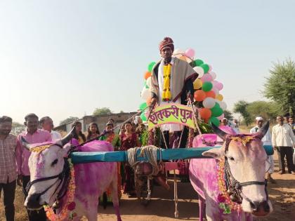 Old to Gold : couple arrives in bullock cart in gadchiroli | जुने ते सोने : नातवाची वरात... बैलबंडीतून लय जोरात