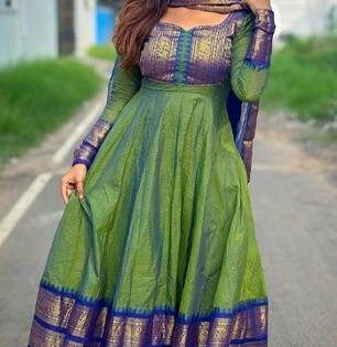 साडीचे भरजरी काठ देतात अनारकली ड्रेसला झक्कास लूक! साडीचा ड्रेस पाहून मैत्रिणी होतील जेलस...