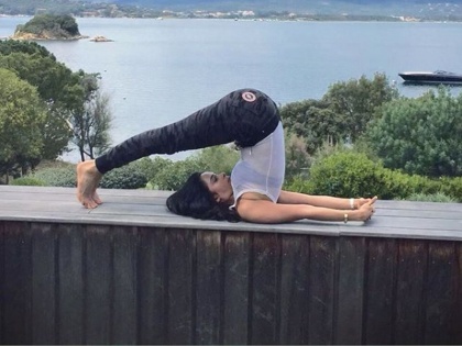 Mallika Sherawat post her picture on instagram while doing yoga | या अभिनेत्रीने योगा करतानाचे फोटो केले पोस्ट, नेटिझन्सने दिल्या अशा भन्नाट कमेंट्स
