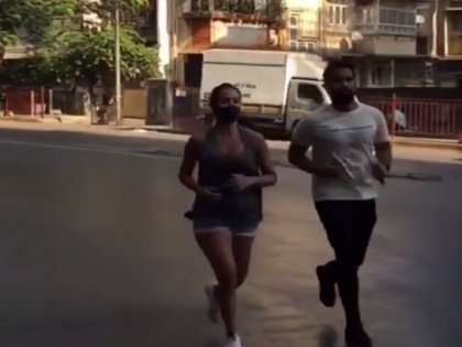 Malaika Arora Spotted Jogging On The Streets Of Bandra | मुंबईच्या रस्त्यावरून चक्क धावताना दिसली ही अभिनेत्री, कोणीच ओळखले नाही