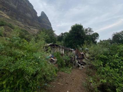 In the very first rain, Sri Malanggad was hit by a crack; Death of father who went to save daughter's life | पहिल्याच पावसात श्री मलंगगडावर दरड कोसळली; लेकाचा जीव वाचवायला गेलेल्या वडिलांचा मृत्यू