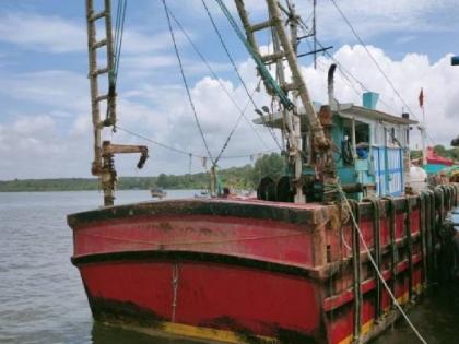 Violation of territorial waters Karnataka boat seized in Malvan sea | जलसीमेचा भंग, कर्नाटकातील नौका मालवण समुद्रात घेतली ताब्यात; मत्स्य विभागाची पहाटे धडक कारवाई