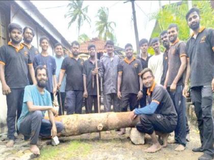 Shiva era guns found buried underground in premises at Malvan Port Jetty | गाडल्या गेलेल्या शिवकालीन तोफेने घेतला मोकळा श्वास, मालवण बंदर जेटीवरील आवारात होती जमिनीखाली Shiva era guns found buried underground in premises at Malvan Port Jetty | गाडल्या गेलेल्या शिवकालीन तोफेने घेतला मोकळा श्वास, मालवण बंदर जेटीवरील आवारात होती जमिनीखाली