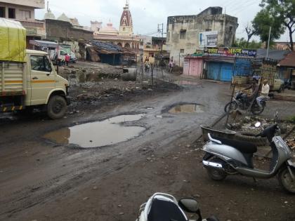 Malegaonkar in trouble due to road potholes! | रस्त्यांवरील खड्डयांमुळे मालेगावकर त्रस्त!