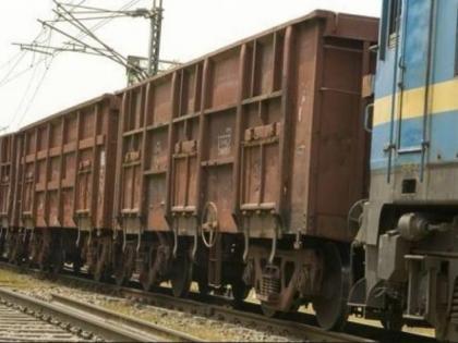 See what you can bring from Pune to Belgaum by freight train .. You too will be amazed ... This can only happen here .. | मालगाडीतून पुणे ते बेळगाव काय आणल पहा.. तुम्हीही थक्क व्हाल... हे फक्त इथंच घडू शकत..