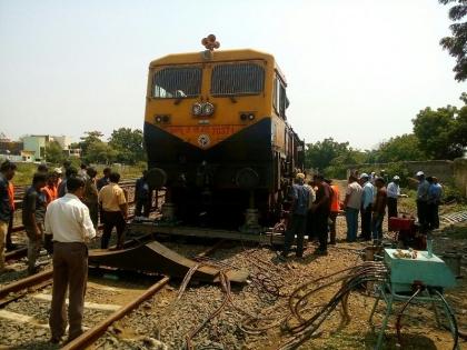 Railway traffic disrupted due to the downfall of the cargo engine | परभणी जवळ मालगाडीचे इंजिन घसरल्याने रेल्वे वाहतूक विस्कळीत