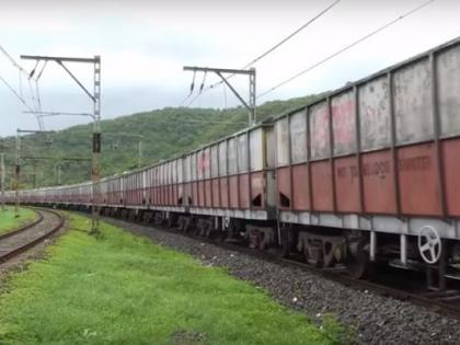 Central Railway transports 70,374 wagons in 1,415 racks | मध्य रेल्वेने १,४१५ रॅक्समध्ये केली ७०,३७४ वॅगन माल वाहतूक