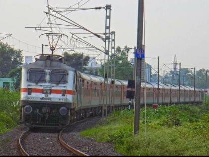 passengers stranded train schedule collapsed police deployment at malgaon railway station sawantwadi | प्रवाशी अडकले, रेल्वेचे वेळापत्रक कोलमडले; मळगाव रेल्वेस्थानकात पोलीस बंदोबस्त