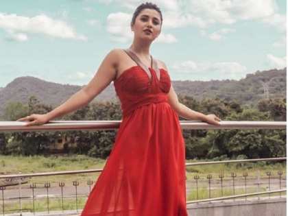 Prajakta mali looks hot in red dress | ओळखलंत का कोण आहे ही मराठी अभिनेत्री ?, आपल्या हॉट लूकने देत भल्याभल्यांना टक्कर