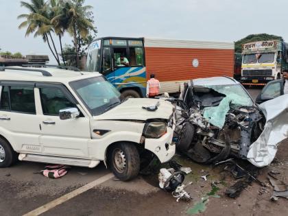 A speeding car collided with a car coming from the opposite direction, five injured; An accident took place on the Pune-Bangalore highway | Satara News: उलट्या दिशेने महामार्ग ओलांडताना दोन कारची समोरासमोर धडक, पाचजण जखमी