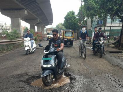 A pothole on the highway killed a woman in Malkapur satara, The accident occurred while avoiding the pothole | Satara: मलकापुरात महामार्गावरील खड्ड्याने घेतला महिलेचा बळी!