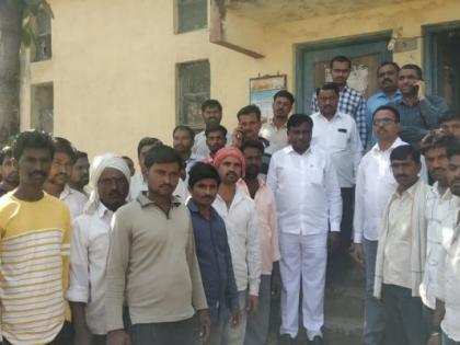 Malkapur: Farmers angry because electricity supply is shut down; Vandalism at Msedcl Office | मलकापूरः  वीजपुरवठा बंद असल्याने शेतकरी संतप्त; महावितरण कार्यलयात तोडफोड