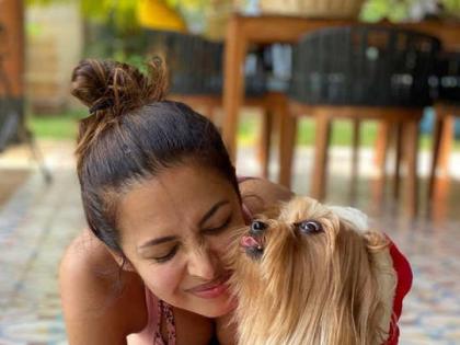 Malaika Arora cuddles with her pet dog shared a cute pic on the last day of the year | So Cute! २०२० वर्षाच्या शेवटच्या दिवशी मलायका अरोराने शेअर केला सर्वात खास फोटो!